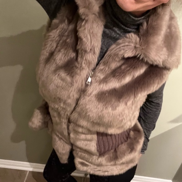 Gorgeous faux fur vest - Picture 3 of 13
